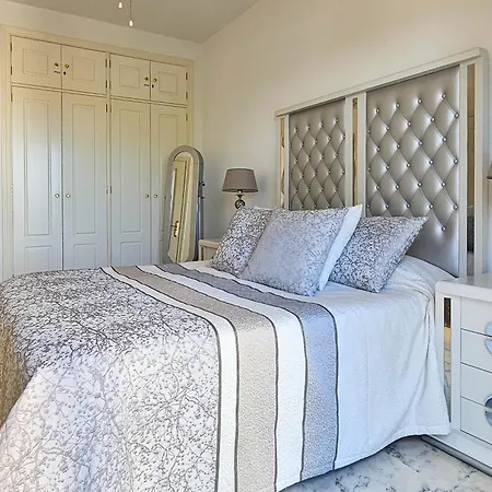 Two Bedroom With Pool & Sea Views Apartament