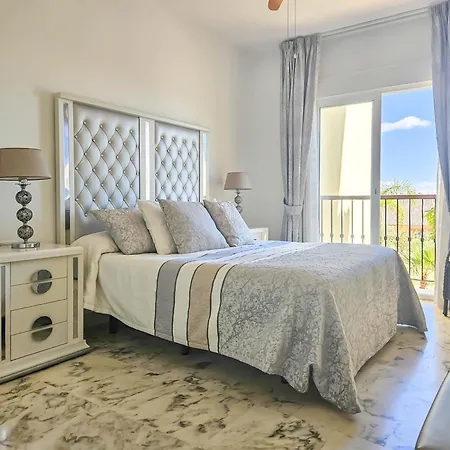 Two Bedroom With Pool & Sea Views Apartament *